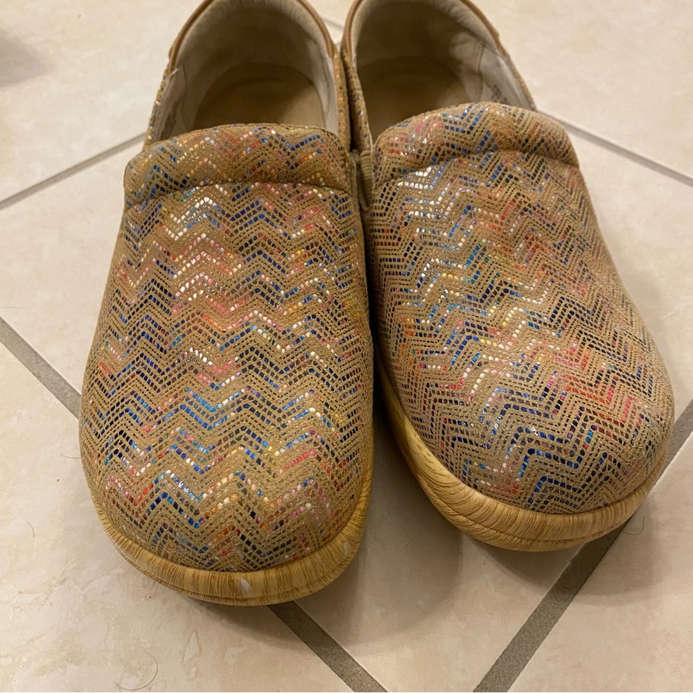 Alegria Tan Leather Slip-On Shoes with Multicolor Chevron Detail size 7/7.5 - Picture 3 of 9